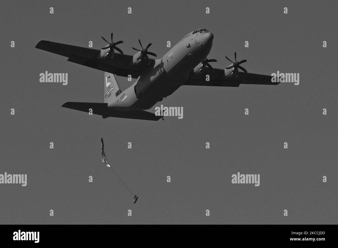 Les membres affectés aux forces conjointes des opérations spéciales sortent d’un avion Hercules C-130J affecté au Escadron de transport aérien 815th, base aérienne Keesler, Mississippi, au-dessus de la base aérienne MacDill, Floride, le 3 novembre 2022. L'exercice d'opérations conjointes comprenait des membres affectés au Commandement des opérations spéciales des États-Unis, au Centre de commandement des opérations spéciales et à l'élément de soutien des communications conjointes. (É.-U. Photo de la Force aérienne par Airman classe 1st Zachary Foster) Banque D'Images