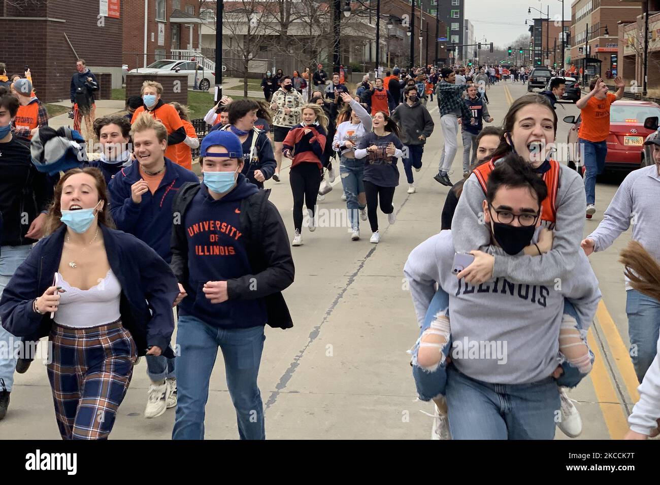 Les élèves de l'Illinois qui combattent les Illinis célèbrent à Campustown sur Green Street et à Alma Mater après avoir battu les Buckees de l'État de l'Ohio lors de la finale du tournoi Big Ten Champaign, Illinois, États-Unis, sur 14 mars 2021. (Photo de Patrick Gorski/NurPhoto) Banque D'Images