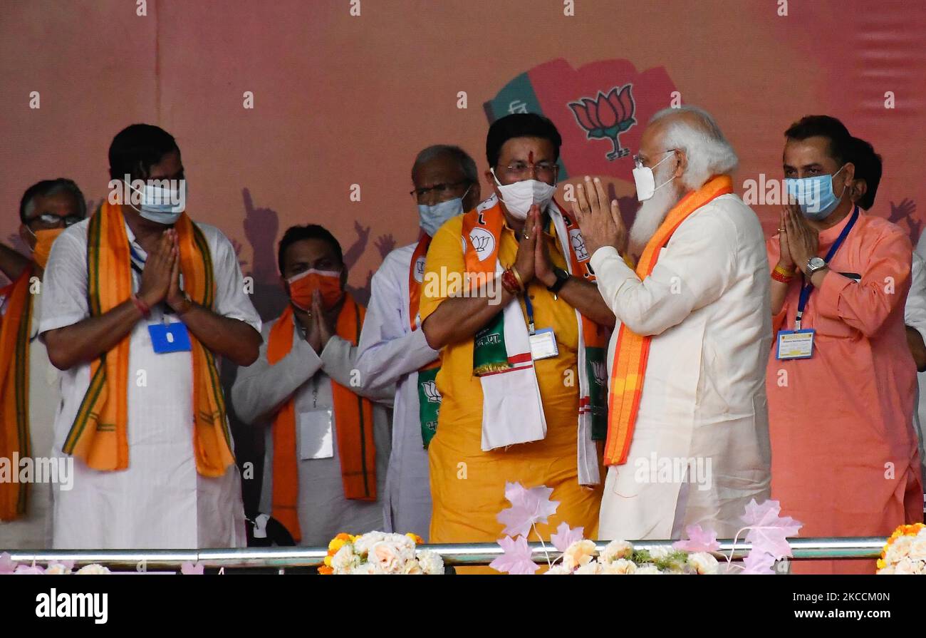 Le Premier ministre indien Narendra Modi fait des gestes lors d'un méga rassemblement du Parti Bharatiya Janata (BJP) en prévision des élections législatives d'État à Barasat, dans la banlieue nord du 24 district de Pargana à Kolkata, en Inde, le 12th avril 2021. (Photo de Sonali Pal Chaudhury/NurPhoto) Banque D'Images