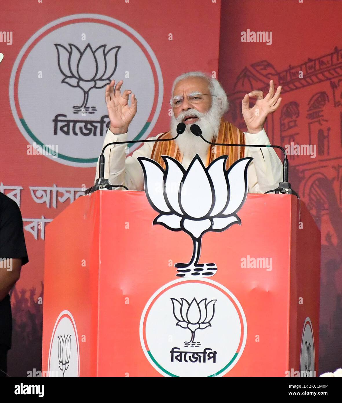 Le Premier ministre indien Narendra Modi a prononcé son discours devant les partisans du Parti Bharatiya Janata (BJP) lors d'un megaragiste devant les élections législatives de l'État à Barasat, dans la banlieue nord du 24 Pargana de Kolkata, en Inde, le 12th avril 2021. (Photo de Sonali Pal Chaudhury/NurPhoto) Banque D'Images