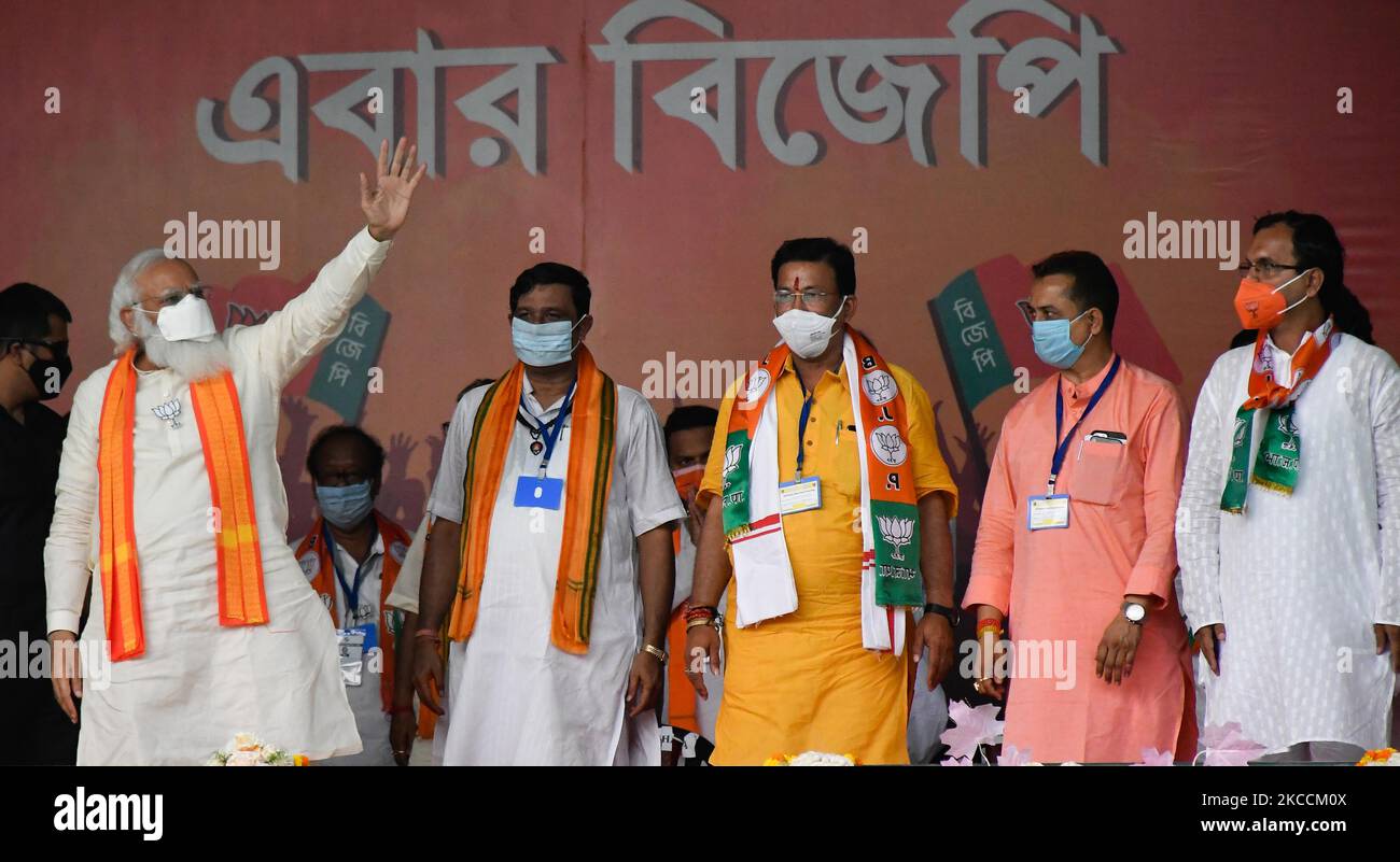 Le Premier ministre indien Narendra Modi fait des gestes lors d'un méga rassemblement du Parti Bharatiya Janata (BJP) en prévision des élections législatives d'État à Barasat, dans la banlieue nord du 24 district de Pargana à Kolkata, en Inde, le 12th avril 2021. (Photo de Sonali Pal Chaudhury/NurPhoto) Banque D'Images