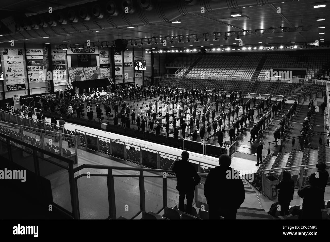 (NOTE DE LA RÉDACTION: L'image a été convertie en noir et blanc) dans l'image un moment des funérailles de Michele Pasinato à l'intérieur de la Kioene Arena à Padoue. Les funérailles du joueur de volley de l'équipe nationale italienne, Michele Pasinato, frappé à l'âge de 52 ans par une tumeur, ont eu lieu aujourd'hui à Padoue à l'arène de Kioene. Ses coéquipiers Martinelli, Zorzi, Lucchetta et Velasco sont présents. La ville de Padoue, où il a entraîné l'équipe de volleyball des jeunes, s'est resserrée autour de sa mémoire. Sur 12 avril 2021, à Padoue, Italie. (Photo de Roberto Silvino/NurPhoto) Banque D'Images