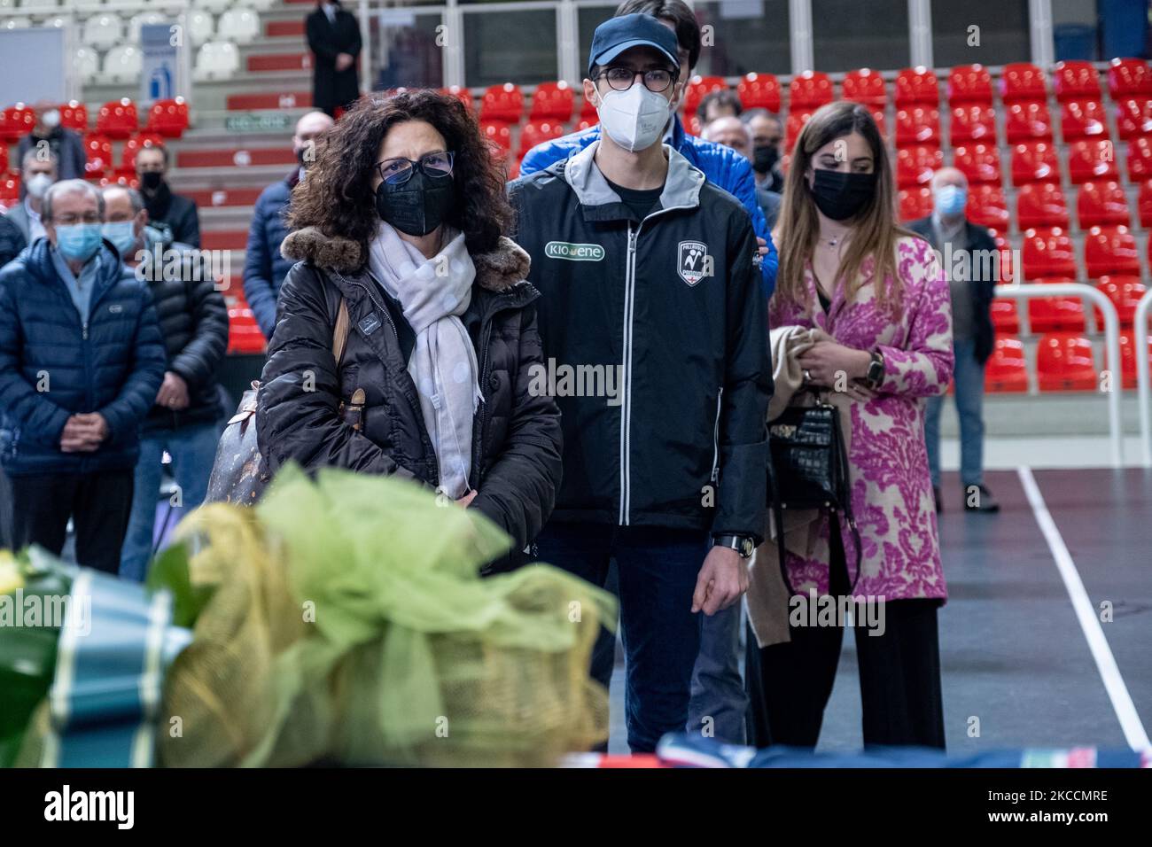 Sur la photo Silvia et Giorgio Pasinato. Les funérailles du joueur de volley de l'équipe nationale italienne, Michele Pasinato, frappé à l'âge de 52 ans par une tumeur, ont eu lieu aujourd'hui à Padoue à l'arène de Kioene. Ses coéquipiers Martinelli, Zorzi, Lucchetta et Velasco sont présents. La ville de Padoue, où il a entraîné l'équipe de volleyball des jeunes, s'est resserrée autour de sa mémoire. Sur 12 avril 2021, à Padoue, Italie. (Photo de Roberto Silvino/NurPhoto) Banque D'Images