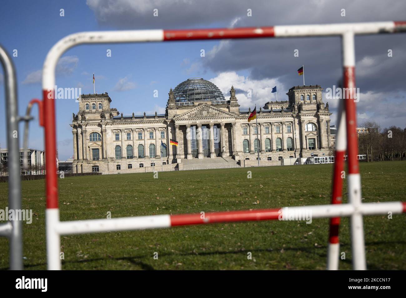 Le bâtiment du Recihstag, siège du Bundestag allemand de la Chambre basse du Parlement est vu par une clôture à Berlin, Allemagne sur 5 avril 2021. (Photo par Emmanuele Contini/NurPhoto) Banque D'Images