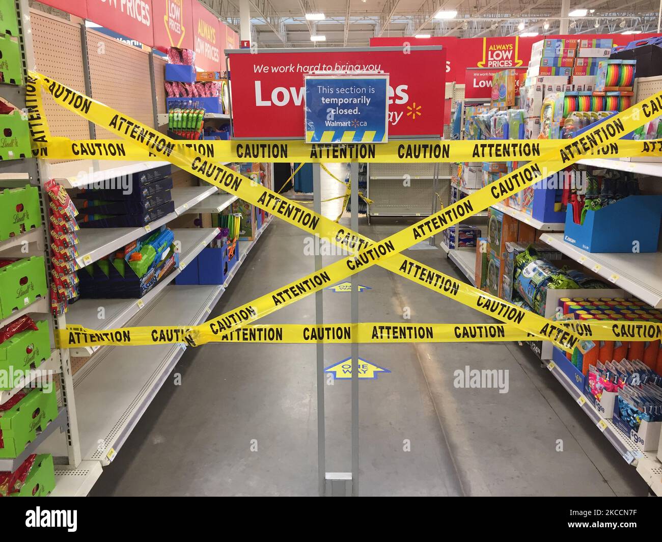 Le ruban de mise en garde jaune bloque les allées où des marchandises ne peuvent pas être vendues dans un magasin Walmart pendant la pandémie du nouveau coronavirus (COVID-19) à Toronto, Ontario, Canada, on 12 avril 2021. Le premier jour de la dernière commande de l'état d'urgence et de séjour à la maison de la COVID-19 en Ontario, les magasins à grande caisse ont été contraints d'adopter de nouvelles mesures pour bloquer les articles jugés non essentiels par le gouvernement provincial. La dernière commande a fermé les petits détaillants pour leurs achats en personne et leur a permis d'offrir uniquement le ramassage ou la livraison sur le trottoir. Cette fois-ci, cependant, les grands détaillants peuvent rester ouverts, mais seulement vendre des Banque D'Images