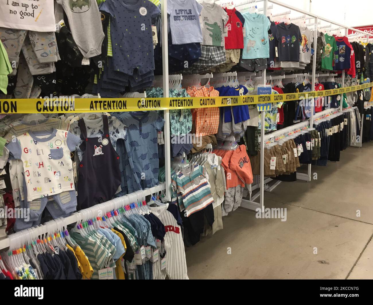 Le ruban de mise en garde jaune bloque les allées où des marchandises ne peuvent pas être vendues dans un magasin Walmart pendant la pandémie du nouveau coronavirus (COVID-19) à Toronto, Ontario, Canada, on 12 avril 2021. Le premier jour de la dernière commande de l'état d'urgence et de séjour à la maison de la COVID-19 en Ontario, les magasins à grande caisse ont été contraints d'adopter de nouvelles mesures pour bloquer les articles jugés non essentiels par le gouvernement provincial. La dernière commande a fermé les petits détaillants pour leurs achats en personne et leur a permis d'offrir uniquement le ramassage ou la livraison sur le trottoir. Cette fois-ci, cependant, les grands détaillants peuvent rester ouverts, mais seulement vendre des Banque D'Images