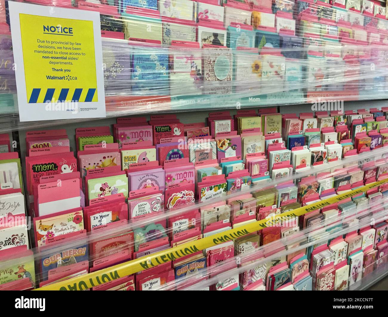 Le ruban de mise en garde jaune bloque les allées où des marchandises ne peuvent pas être vendues dans un magasin Walmart pendant la pandémie du nouveau coronavirus (COVID-19) à Toronto, Ontario, Canada, on 12 avril 2021. Le premier jour de la dernière commande de l'état d'urgence et de séjour à la maison de la COVID-19 en Ontario, les magasins à grande caisse ont été contraints d'adopter de nouvelles mesures pour bloquer les articles jugés non essentiels par le gouvernement provincial. La dernière commande a fermé les petits détaillants pour leurs achats en personne et leur a permis d'offrir uniquement le ramassage ou la livraison sur le trottoir. Cette fois-ci, cependant, les grands détaillants peuvent rester ouverts, mais seulement vendre des Banque D'Images