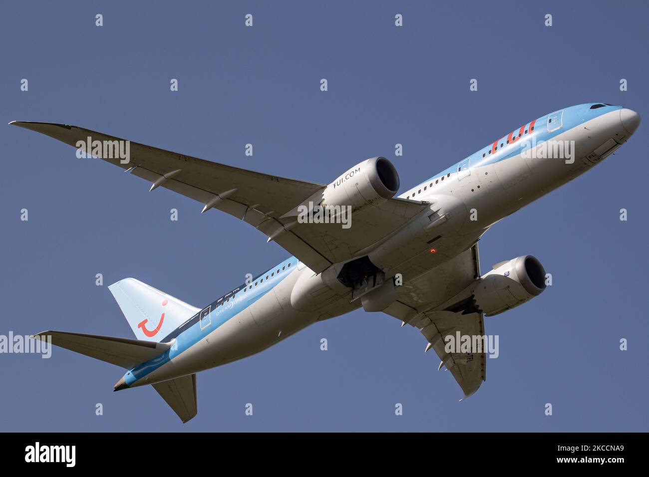 TUI Fly Netherlands Airlines Boeing 787 Dreamliner tel qu'observé au décollage, au départ et au départ de l'aéroport international d'Amsterdam Schiphol AMS EHAM. L'avion Boeing 787-8 moderne et sophistiqué est équipé de 2x moteurs à jet GE et d'un enregistrement pH-TFL. TUI Fly les pays-Bas est une compagnie charters hollandaise appartenant au groupe TUI, la plus grande compagnie de loisirs, de voyages et de tourisme au monde. Le nombre de passagers de l'aviation mondiale a diminué en raison des restrictions de voyage, des mesures de sécurité telles que les blocages, la quarantaine, etc. Durant l'ère de la pandémie du coronavirus Covid-19 qui a frappé durement l'avi Banque D'Images