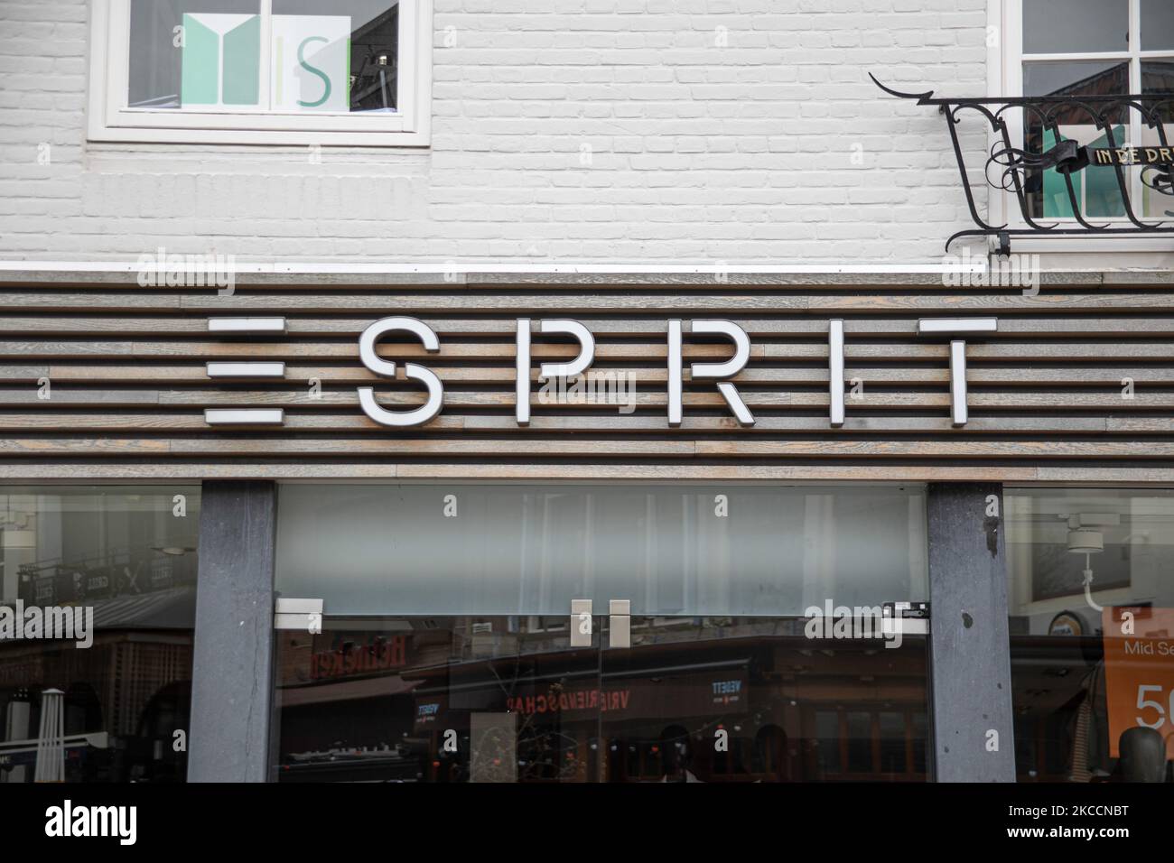 Boutique Esprit avec le logo sur la façade du bâtiment et un panneau d'affichage comme vu fermé dans la ville hollandaise de Middelburg. Esprit Holdings Limited est un fabricant public de vêtements, d'accessoires pour chaussures, de bijoux et d'articles ménagers sous le label Esprit, qui compte 429 magasins de détail dans le monde entier. En raison de la pandémie du coronavirus Covid-19 et des mesures de confinement appliquées, le magasinage dans des magasins non essentiels n'est autorisé qu'avec un rendez-vous. Middelburg, pays-Bas sur Apri 11, 2021 (photo de Nicolas Economou/NurPhoto) Banque D'Images