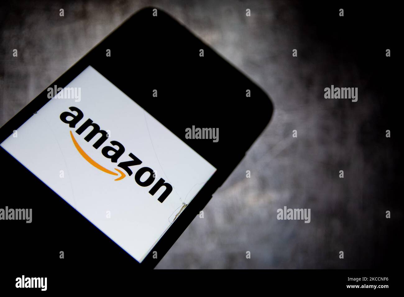 Dans cette illustration, le logo Amazon est affiché sur un écran de smartphone à Athènes, Grèce sur 13 avril 2021 (photo Illustration de Nikolas Kokovlis/NurPhoto) Banque D'Images