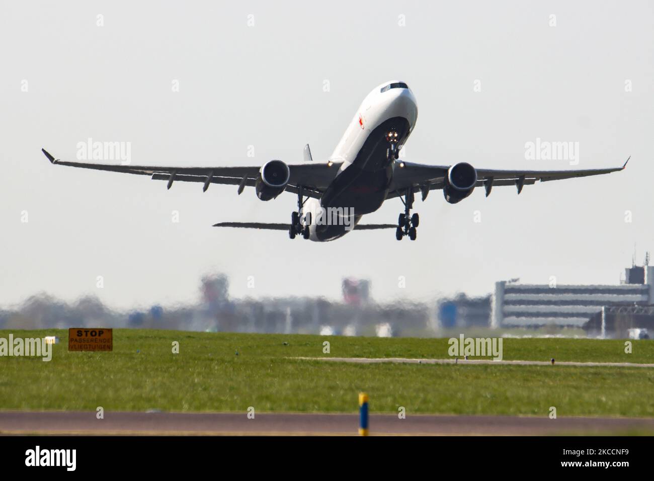 Airbus A330-300 d'Air Canada configurés en mars 2021 en fret en raison de Covid019 comme vu au départ dans le ciel bleu de la capitale néerlandaise, l'aéroport international AMS Schiphol. Le gros-corps est en vol à Montréal, A330 a l'enregistrement C-GOFW et est alimenté par 2x moteurs RR jet. ACA est le transporteur de pavillon canadien et la plus grande compagnie aérienne du Canada et membre du groupe d'aviation Star Alliance. Le nombre de passagers de l'aviation mondiale a diminué en raison des restrictions de voyage, des mesures de sécurité telles que les blocages, la quarantaine, etc. Durant l'ère de la pandémie du coronavirus Covid-19 qui a frappé le plus durement Banque D'Images