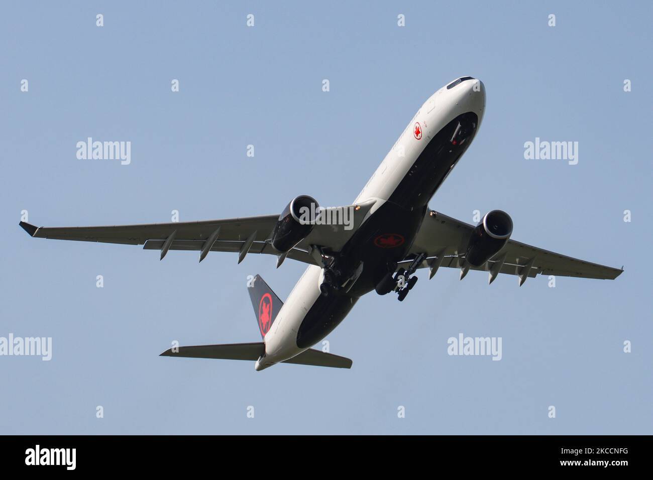 Airbus A330-300 d'Air Canada configurés en mars 2021 en fret en raison de Covid019 comme vu au départ dans le ciel bleu de la capitale néerlandaise, l'aéroport international AMS Schiphol. Le gros-corps est en vol à Montréal, A330 a l'enregistrement C-GOFW et est alimenté par 2x moteurs RR jet. ACA est le transporteur de pavillon canadien et la plus grande compagnie aérienne du Canada et membre du groupe d'aviation Star Alliance. Le nombre de passagers de l'aviation mondiale a diminué en raison des restrictions de voyage, des mesures de sécurité telles que les blocages, la quarantaine, etc. Durant l'ère de la pandémie du coronavirus Covid-19 qui a frappé le plus durement Banque D'Images