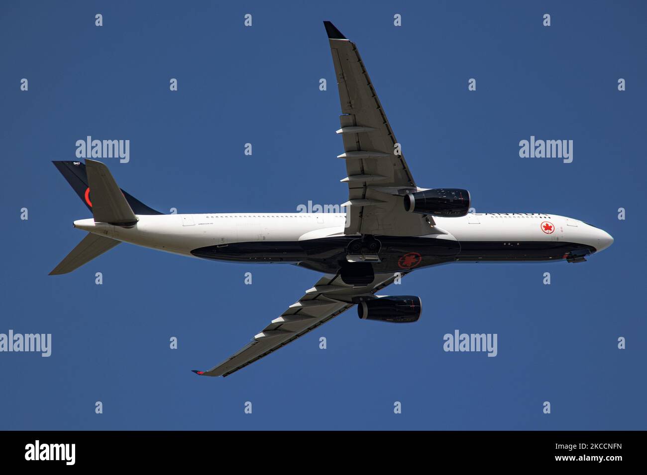 Airbus A330-300 d'Air Canada configurés en mars 2021 en fret en raison de Covid019 comme vu au départ dans le ciel bleu de la capitale néerlandaise, l'aéroport international AMS Schiphol. Le gros-corps est en vol à Montréal, A330 a l'enregistrement C-GOFW et est alimenté par 2x moteurs RR jet. ACA est le transporteur de pavillon canadien et la plus grande compagnie aérienne du Canada et membre du groupe d'aviation Star Alliance. Le nombre de passagers de l'aviation mondiale a diminué en raison des restrictions de voyage, des mesures de sécurité telles que les blocages, la quarantaine, etc. Durant l'ère de la pandémie du coronavirus Covid-19 qui a frappé le plus durement Banque D'Images