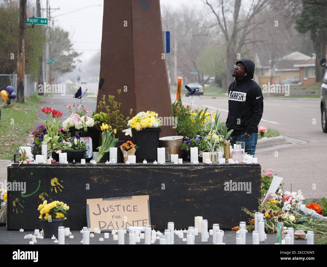 Un homme regarde des fleurs, des bougies et des panneaux à un mémorial de fortune pour Daunte Wright au Brooklyn Center, Minnesota, États-Unis sur 13 avril 2021. (Photo de Marcus DiPaola/NurPhoto) Banque D'Images