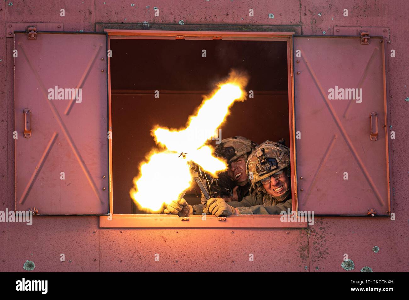 Les soldats de l'armée américaine, avec 3rd escadrons, 4th Cavalry Regiment, 3rd Infantry Brigade combat Team, 25th Infantry Division (25th ID), ont incendié une mitrailleuse M240 tout en défendant un objectif comme force adverse lors de la rotation 23-01 du joint Pacific multinational Readiness Center à la zone d'entraînement de Pohakuloa, Hawaii, le 2 novembre 2022. Le JPMRC utilise des scénarios d'entraînement spécifiques à certains environnements pour former l'équipe de combat de la Brigade d'infanterie 2nd, 25th ID avec les forces interarmées, alliées et en partenariat dans des conditions dans lesquelles ils combatteraient. (É.-U. Photos de l'armée par Sgt. Rachel Christensen) Banque D'Images