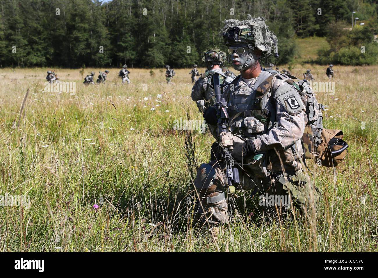 Le soldat de l'armée américaine attend d'autres instructions pendant l'exercice d'entraînement en Allemagne. Banque D'Images