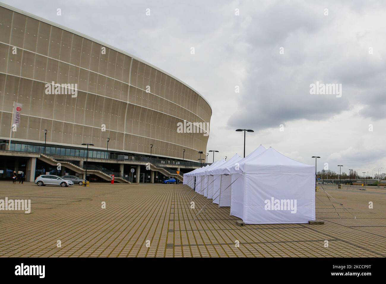 La ville de Wroc?aw prépare la vaccination de masse. 14 avril 2021 le point de vaccination de la voiture au stade municipal est prêt. Organisation du trafic aussi. Cependant, les livraisons de vaccins sont encore incertaines. (Photo de Krzysztof Zatycki/NurPhoto) Banque D'Images