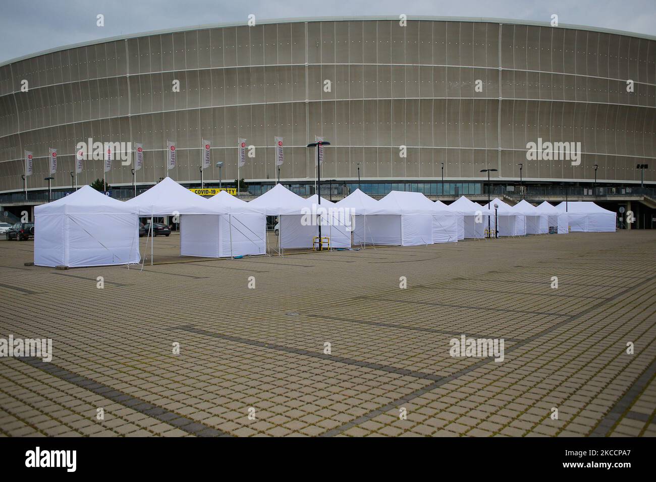 La ville de Wroc?aw prépare la vaccination de masse. 14 avril 2021 le point de vaccination de la voiture au stade municipal est prêt. Organisation du trafic aussi. Cependant, les livraisons de vaccins sont encore incertaines. (Photo de Krzysztof Zatycki/NurPhoto) Banque D'Images