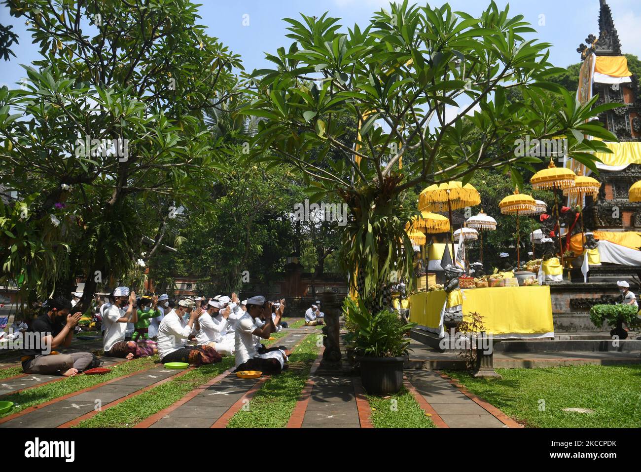 Les hindous balinais célèbrent la Journée des Galungan par une cérémonie à Pura Aditya Jaya, Rawamaangun, Jakarta, on 14 avril, 2021. Le jour de Galungan est un jour où les Hindous commémorent la création de l'univers et tous ses contenus et remerciements, les Hindous donnent et font des offrandes pour chanter Hyang Widhi et Dewa Bhatara, comme le jour de la victoire pour Dharma (vérité) contre Adharma (mal). (Photo de Dasril Roszandi/NurPhoto) Banque D'Images