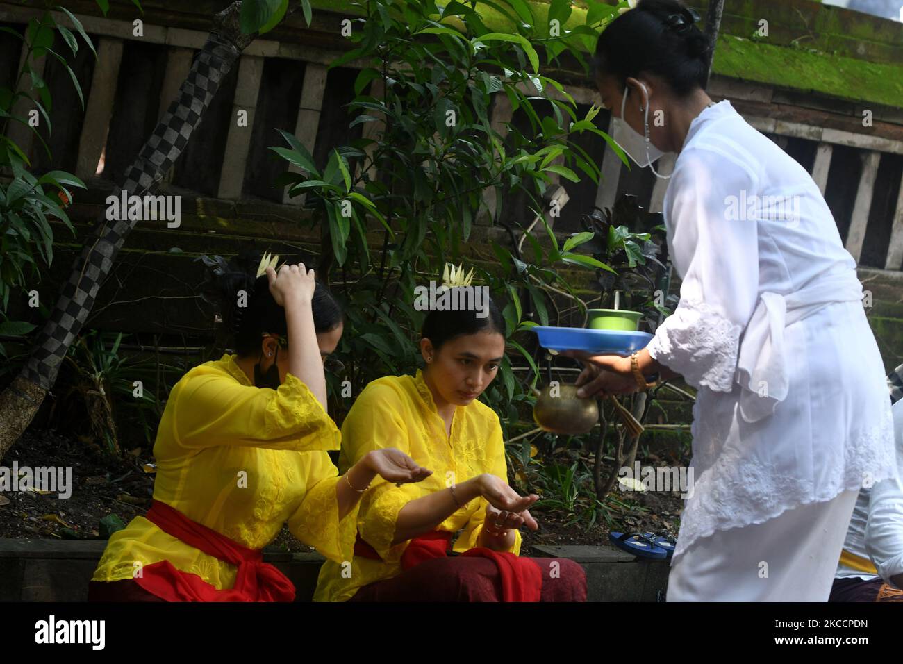 Les hindous balinais célèbrent la Journée des Galungan par une cérémonie à Pura Aditya Jaya, Rawamaangun, Jakarta, on 14 avril, 2021. Le jour de Galungan est un jour où les Hindous commémorent la création de l'univers et tous ses contenus et remerciements, les Hindous donnent et font des offrandes pour chanter Hyang Widhi et Dewa Bhatara, comme le jour de la victoire pour Dharma (vérité) contre Adharma (mal). (Photo de Dasril Roszandi/NurPhoto) Banque D'Images