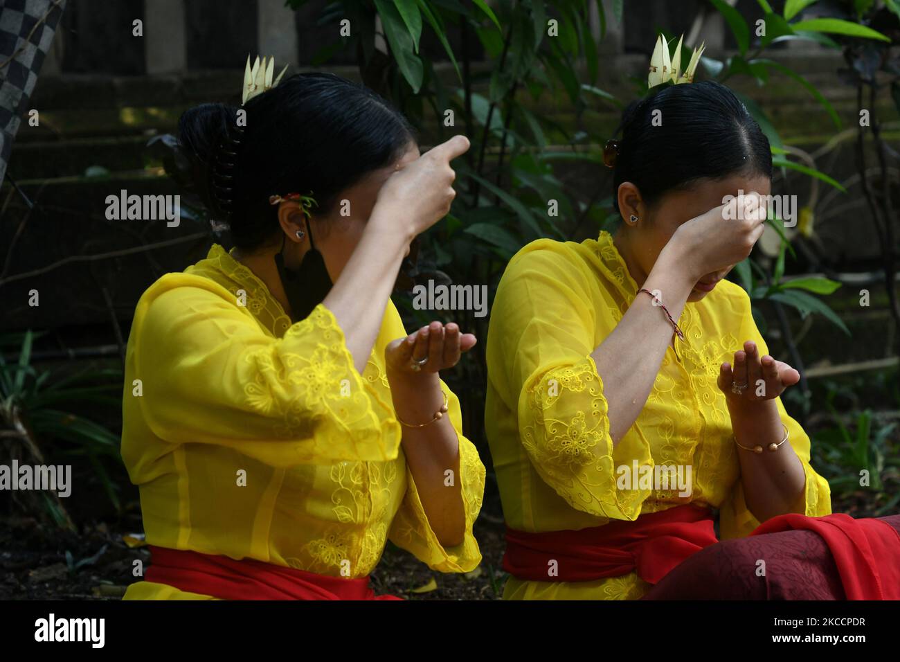 Les hindous balinais célèbrent la Journée des Galungan par une cérémonie à Pura Aditya Jaya, Rawamaangun, Jakarta, on 14 avril, 2021. Le jour de Galungan est un jour où les Hindous commémorent la création de l'univers et tous ses contenus et remerciements, les Hindous donnent et font des offrandes pour chanter Hyang Widhi et Dewa Bhatara, comme le jour de la victoire pour Dharma (vérité) contre Adharma (mal). (Photo de Dasril Roszandi/NurPhoto) Banque D'Images