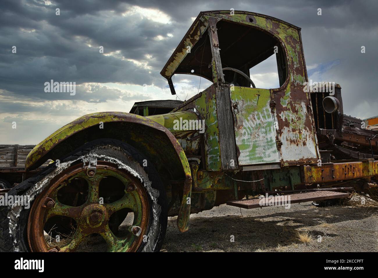 Le camion de livraison du tournant du siècle avec un siècle de désert de Patina et de corrosion. Banque D'Images