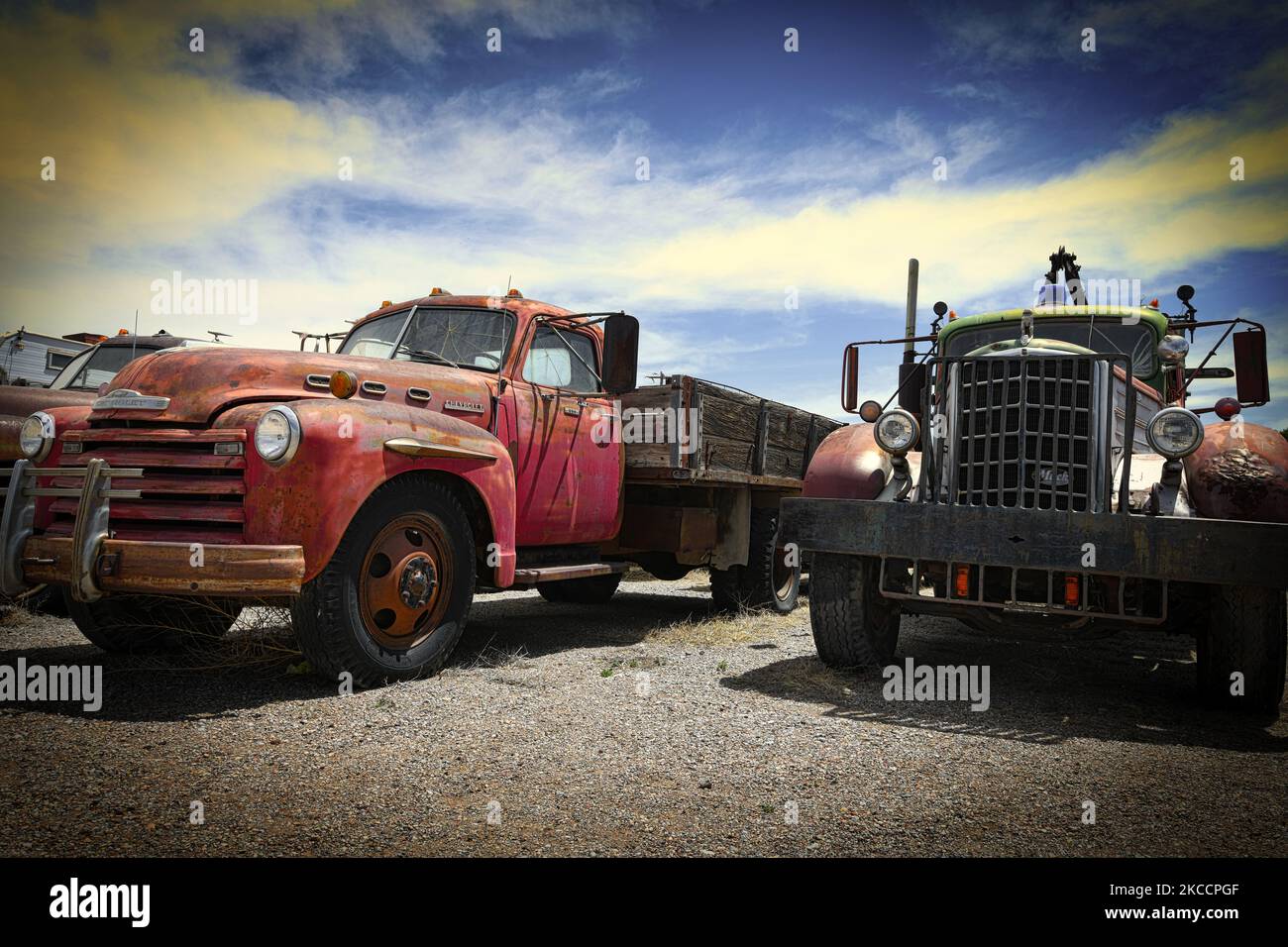 Classic Work Trucks Patina sous le ciel du désert du Nouveau-Mexique Banque D'Images