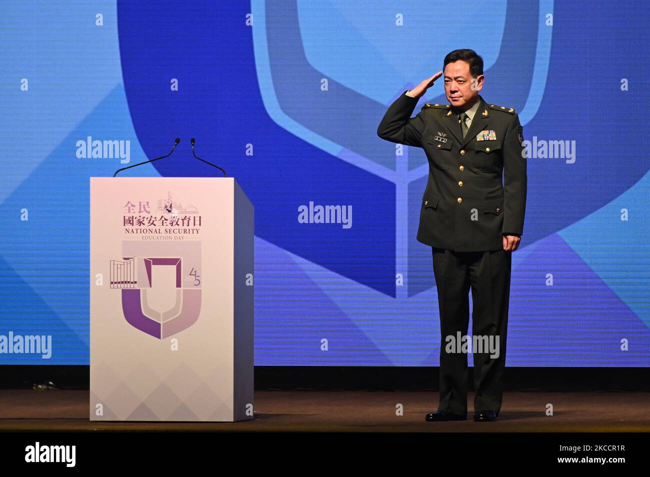 Le commandant de la garnison de Hong Kong de l'Armée populaire de libération chinoise, le général Chen Daoxiang, salue avant de prendre la parole lors de la cérémonie d'ouverture de la Journée nationale de l'éducation à la sécurité, à Hong Kong, jeudi, 15 avril 2021. Hong Kong accueille pour la première fois une Journée nationale de l'éducation à la sécurité aujourd'hui, cela vient après la mise en œuvre de la loi sur la sécurité nationale l'an dernier, plus de 100 personnes ont été arrêtées en vertu de la loi sur la sécurité nationale, avec des figures prodémocratiques éminentes, Comme Jimmy Lai qui a été accusé de la loi , et l'arrestation de plus de 47 personnes qui ont participé à la dernière Banque D'Images