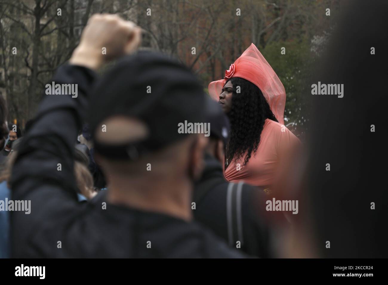 Qween Jean parle lors d'une veillée pour Daunte Wright et Dominique lucious au parc de Washington Square à Manhattan sur 14 avril 2021 à New York. ÉTATS-UNIS. Wright, qui a été arrêté pour une infraction à la circulation, a été abattu par une femme de police qui a utilisé son pistolet par erreur au lieu d'un taser après une bagarre. Lucious a été assassiné par une personne qu'elle a rencontrée sur un site de rencontres. Elle est la personne transgenre 14th tuée en 2021. (Photo de John Lamparski/NurPhoto) Banque D'Images