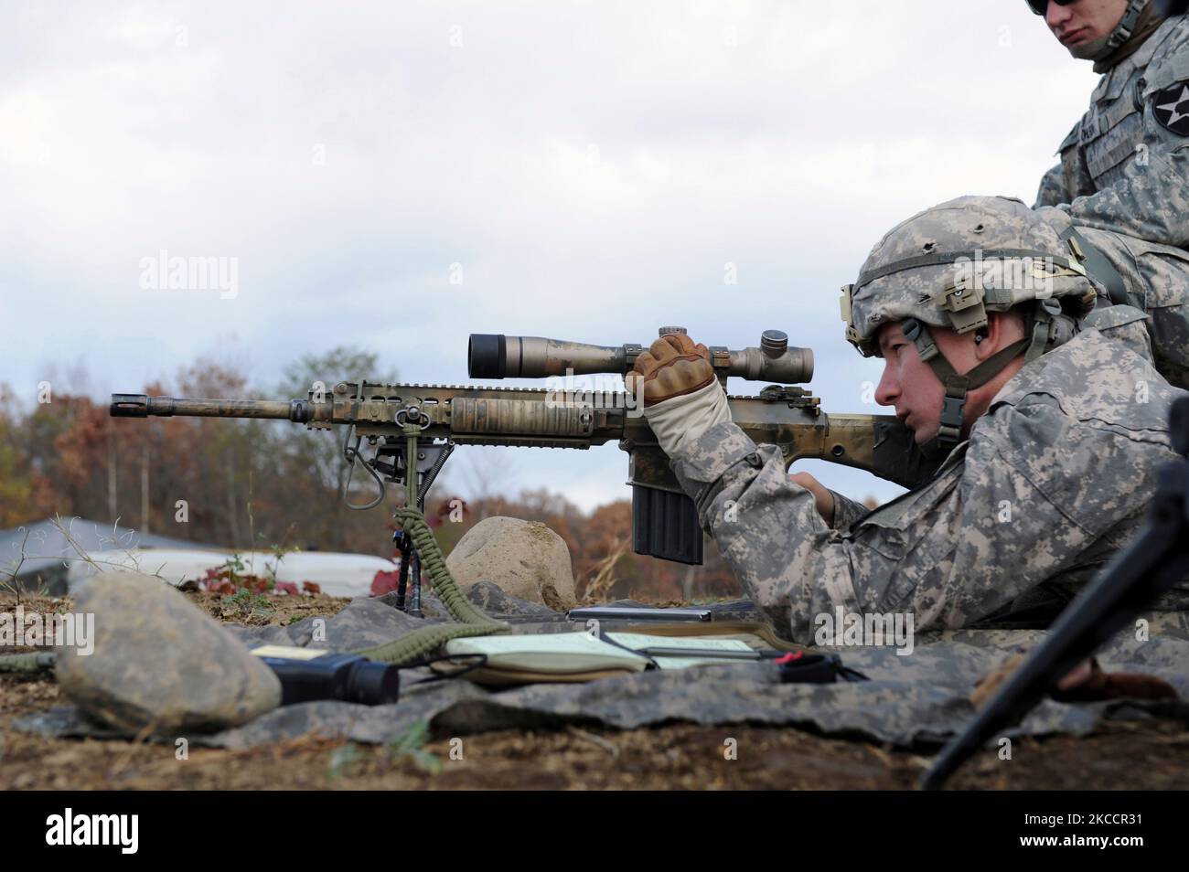 Le soldat de l'armée américaine vise une cible. Banque D'Images