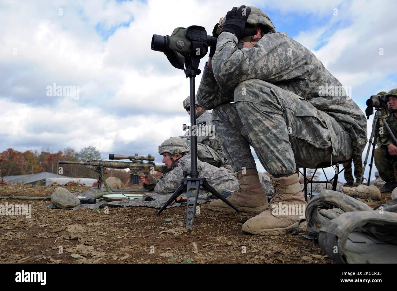 Les soldats de l'armée américaine passent en revue les emplacements cibles pour l'entraînement. Banque D'Images
