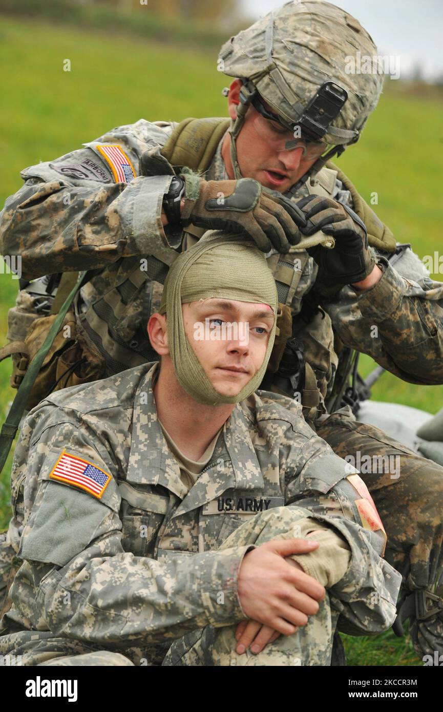 Le soldat de l'armée américaine traite une victime simulée. Banque D'Images