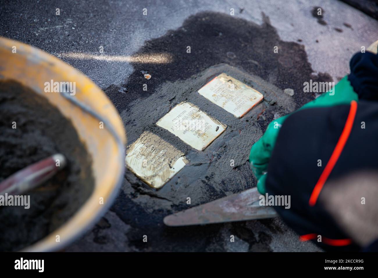 La cérémonie de pose de la Pietre d’Inciampo (Stolpersteine), réalisée par Gunter Demnig, pour commémorer les victimes de la Shoah sur 14 avril 2021 à Milan, Italie (photo d’Alessandro Bremec/NurPhoto) Banque D'Images