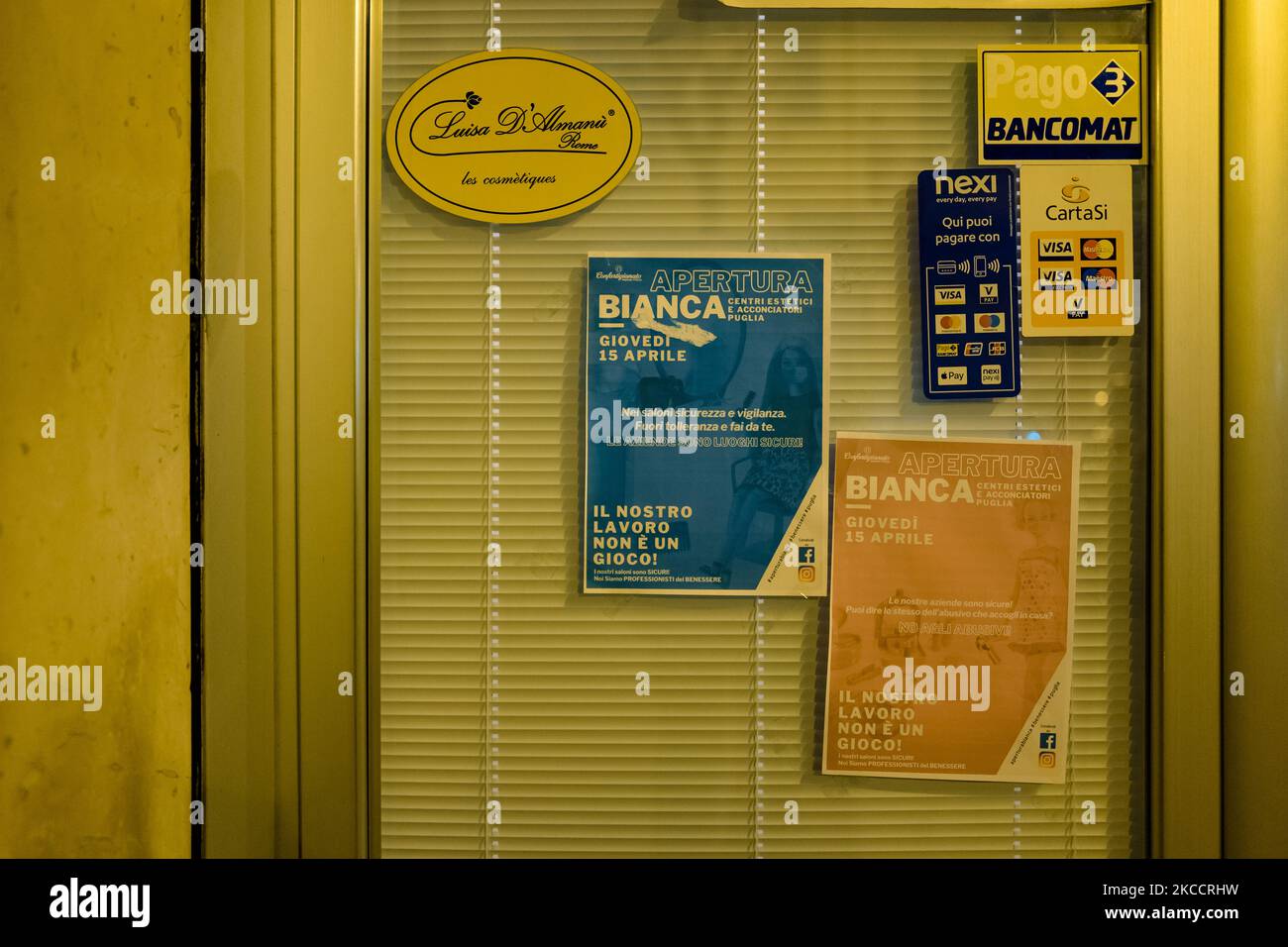 Signes d'avertissement de la manifestation de 15 avril, devant l'entrée d'un centre de beauté sur 14 avril 2021 à Molfetta. Manifestation de protestation des travailleurs indépendants contre les restrictions liées à l'urgence de Covid. La zone rouge de Puglia a commencé il y a exactement un mois, sur 15 mars dernier, et cette période a vu d'autres limitations à de nombreux secteurs qui ont déjà été courbés par la pandémie depuis un an. La manifestation de ce matin, au bureau municipal de Lama Scotella à Molfetta, a eu lieu avec de nombreux signes et bannières avec un sens ironique double pour réclamer le redémarrage de la plupart des haras Banque D'Images