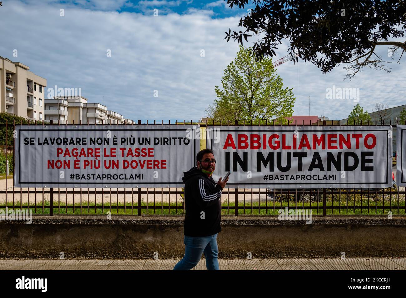 Banderoles de protestation des travailleurs indépendants devant l'entrée de la municipalité de Molfetta à Lama Scotella sur 15 avril 2021 à Molfetta, Italie. Manifestation de protestation des travailleurs indépendants contre les restrictions liées à l'urgence de Covid. La zone rouge de Puglia a commencé il y a exactement un mois, sur 15 mars, et cette période a vu d'autres limitations à de nombreux secteurs qui ont été courbés par la pandémie depuis un an. La manifestation de ce matin, au bureau municipal de Lama Scotella à Molfetta, a eu lieu avec de nombreux signes et bannières avec un sens ironique double à clameur f Banque D'Images