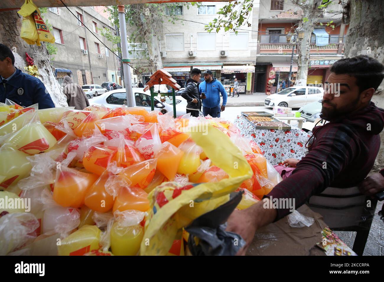 Un homme d'Algérie vend un dessert spécial appelé 'zalabia' et du jus de citron dans une pâtisserie à Boufarik, Algérie, 15 avril 2021. Zalabiya est le dessert le plus populaire pendant le mois Saint du Ramadan en Algérie. Il est mangé comme un dessert spécial. Après le petit déjeuner. Les musulmans du monde entier célèbrent le mois béni du Ramadan en priant la nuit et en s'abstenant de manger et de boire entre le lever et le coucher du soleil. Le Ramadan est le neuvième mois du calendrier islamique. (Photo de Billal Bensalem/NurPhoto) Banque D'Images