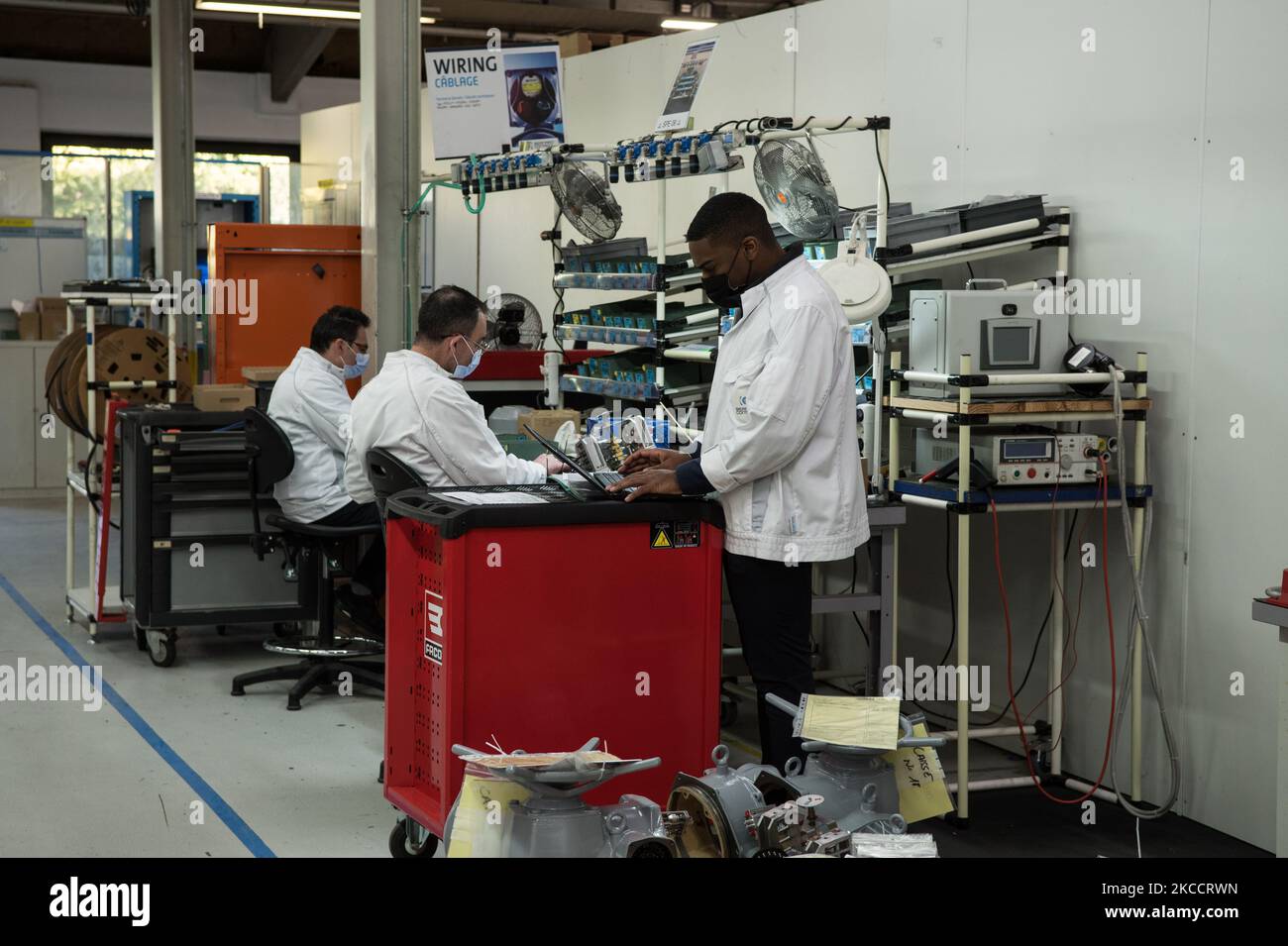 Le personnel de Bernard Controls au siège de la société leader dans l'industrie nucléaire spécialisée dans l'automatisation des vannes et buses industrielles, à l'occasion de la visite du ministre de l'économie Bruno le Maire et du ministre de l'Industrie Agnès Pannier-Runacher, à Gonesse, Val d'Oise, sur 15 avril 2021. (Photo par Andrea Savorani Neri/NurPhoto) Banque D'Images