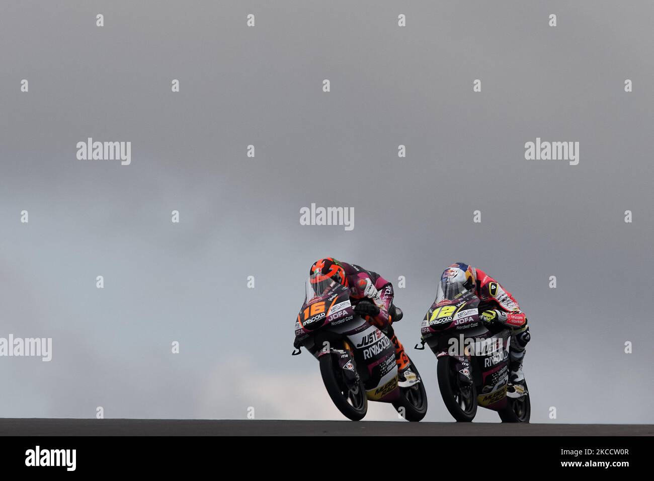 Andrea Migno (#16) d'Italie et Rivacold tireurs d'élite Team Honda et Filip Salac (#12) de République tchèque et Rivacold tireurs d'élite Team Honda pendant la Grande Premio 888 de Portugal à Autodromo Internacional do Algarve sur 16 avril 2021 à Portimao, Portugal. (Photo de Jose Breton/Pics action/NurPhoto) Banque D'Images