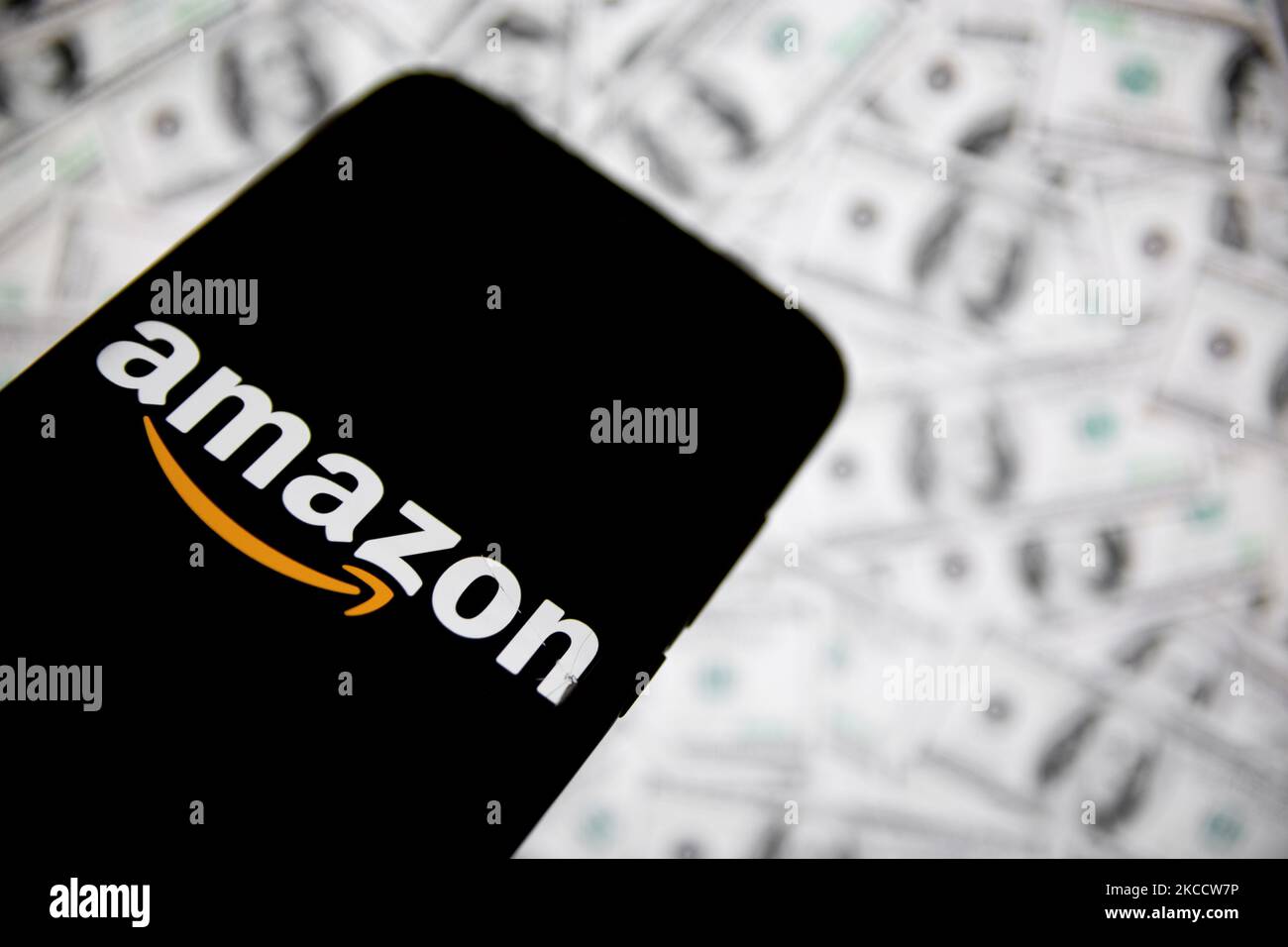 Sur cette photo, le logo Amazon s'affiche sur l'écran d'un smartphone à Athènes, en Grèce, sur 16 avril 2021. (Photo de Nikolas Kokovovlis/NurPhoto) Banque D'Images