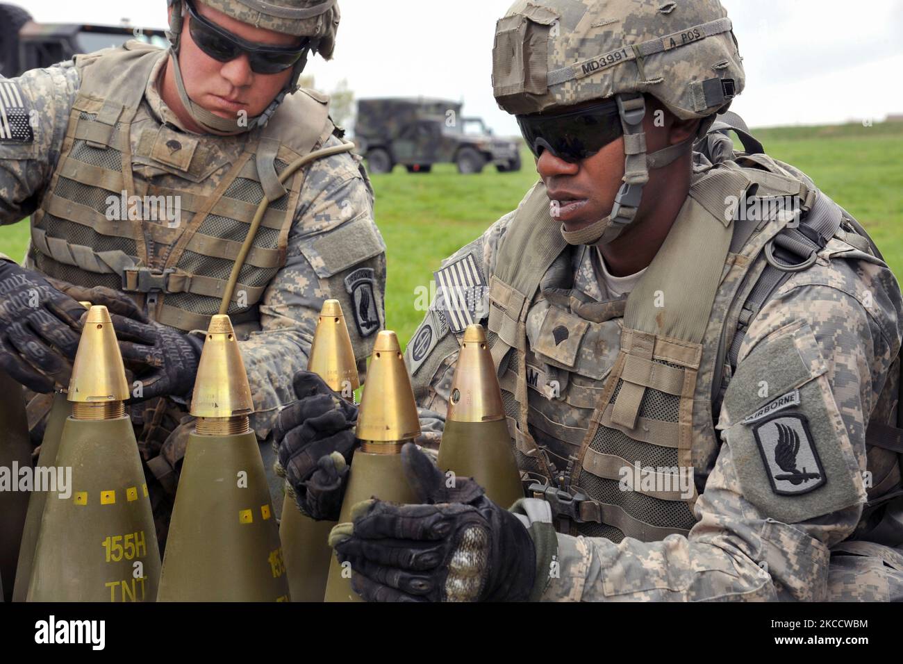 Les parachutistes de l'armée américaine préparent 155mm tours de tir avec des Howitzers M777A2. Banque D'Images