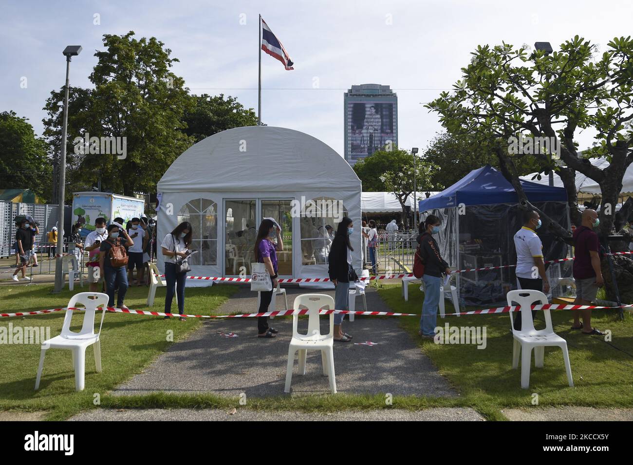 Les gens se tiennent en ligne pour obtenir lors d'un test par écouvillonnage nasal pour le COVID-19 afin d'essayer d'arrêter la nouvelle vague de la pandémie du coronavirus dans un complexe sportif à Bangkok, Thaïlande, 17 avril 2021. (Photo par Anusak Laowilas/NurPhoto) Banque D'Images
