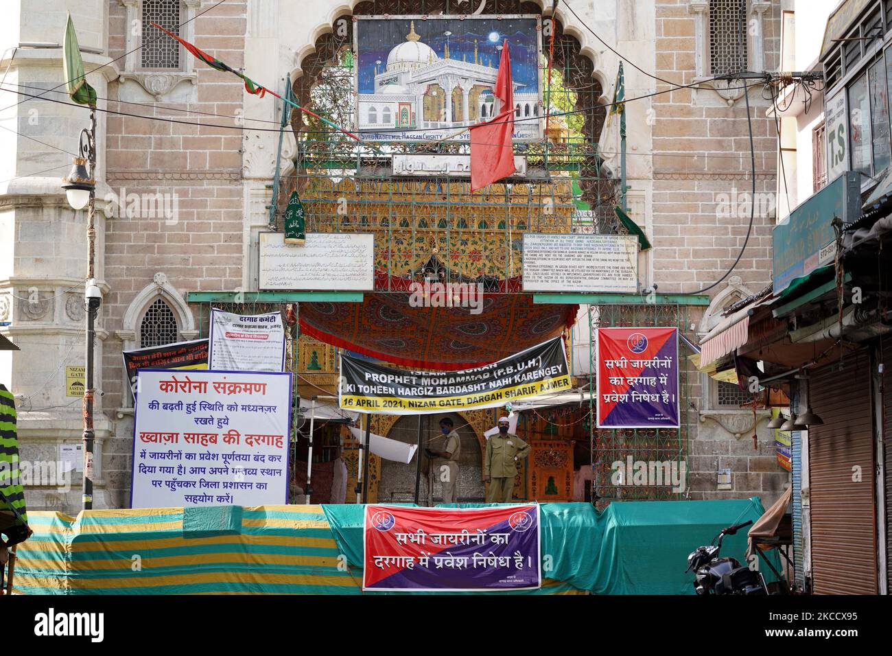 Vue déserte à l'extérieur du sanctuaire de Soufi Saint Hazrat Khwaja Moinuddin Chishti à Ajmer, car le sanctuaire est fermé pour les pèlerins, suite à la montée des cas Covid-19 dans tout le pays, à Ajmer, Rajasthan, Inde, le 17 avril 2021. (Photo par Himanshu Sharma/NurPhoto) Banque D'Images