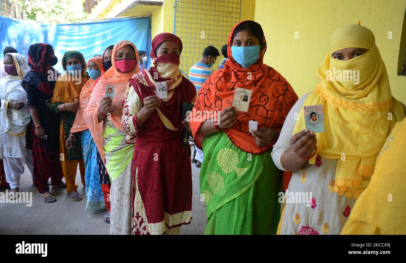 Les électrices indiennes musulmanes font la queue pour voter dans un bureau de vote lors de la phase 5th des élections législatives de l'Assemblée législative de l'État du Bengale occidental dans la banlieue nord du 24 district de Pargana à Kolkata, en Inde, le samedi 17th avril 2021. (Photo de Sonali Pal Chaudhury/NurPhoto) Banque D'Images