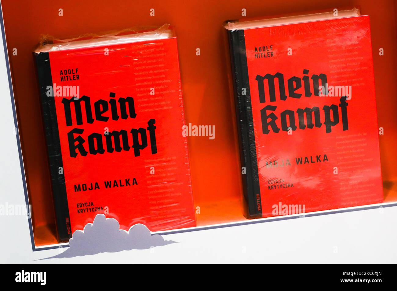 L'édition critique du livre Mein Kampf d'Adolf Hitler est présentée dans une librairie de Cracovie, en Pologne. 17 avril 2021. Une nouvelle édition académique du livre a été publiée en Pologne cette année sur 20 janvier par la maison d'édition Bellona. Malgré le prix élevé, moins d'un mois après sa première, la position est devenue un BEST-seller dans la section des livres d'histoire de plusieurs librairies. La publication de la traduction polonaise est la première édition critique du livre publié en Pologne et seulement la seconde au monde. En 2016, une édition savante similaire a été publiée en Allemagne. (Photo de Beata Zawrz Banque D'Images