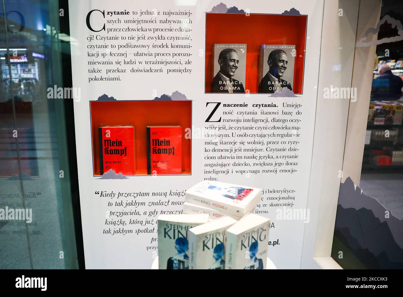 L'édition critique du livre Mein Kampf d'Adolf Hitler est présentée dans une librairie de Cracovie, en Pologne. 17 avril 2021. Une nouvelle édition académique du livre a été publiée en Pologne cette année sur 20 janvier par la maison d'édition Bellona. Malgré le prix élevé, moins d'un mois après sa première, la position est devenue un BEST-seller dans la section des livres d'histoire de plusieurs librairies. La publication de la traduction polonaise est la première édition critique du livre publié en Pologne et seulement la seconde au monde. En 2016, une édition savante similaire a été publiée en Allemagne. (Photo de Beata Zawrz Banque D'Images