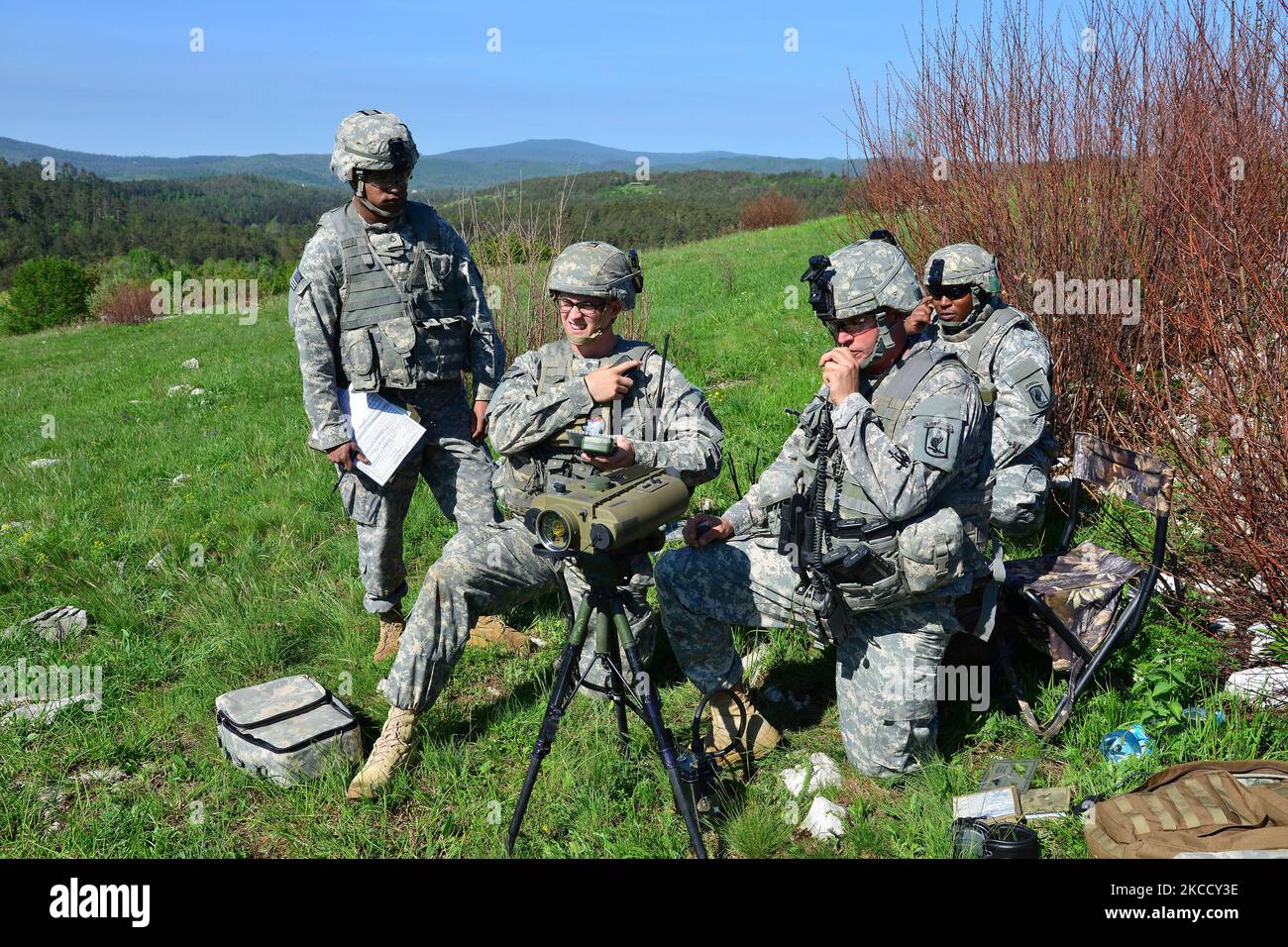Les parachutistes de l'armée américaine effectuent un contrôle radio avant d'appeler à un soutien aérien rapproché. Banque D'Images