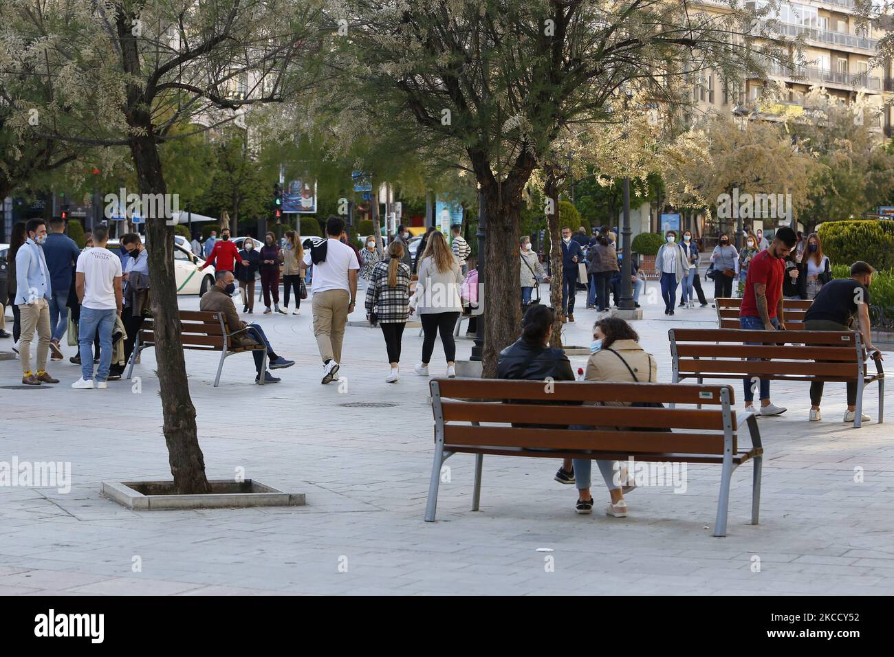 Beaucoup de gens descendent dans la rue au milieu de la pandémie Covid-19 pendant le week-end à Grenade, Espagne, sur 17 avril 2021. De nouvelles restrictions ont été annoncées à nouveau en Andalousie où de nombreuses villes devront fermer des bars et des magasins à 20:00h en raison de l'augmentation des infections de covid. (Photo par Ãlex Cámara/NurPhoto) Banque D'Images