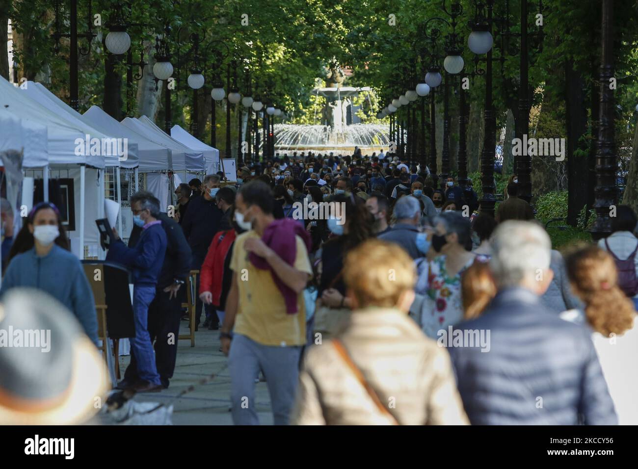 Beaucoup de gens descendent dans la rue au milieu de la pandémie Covid-19 pendant le week-end à Grenade, Espagne, sur 17 avril 2021. De nouvelles restrictions ont été annoncées à nouveau en Andalousie où de nombreuses villes devront fermer des bars et des magasins à 20:00h en raison de l'augmentation des infections de covid. (Photo par Ãlex Cámara/NurPhoto) Banque D'Images