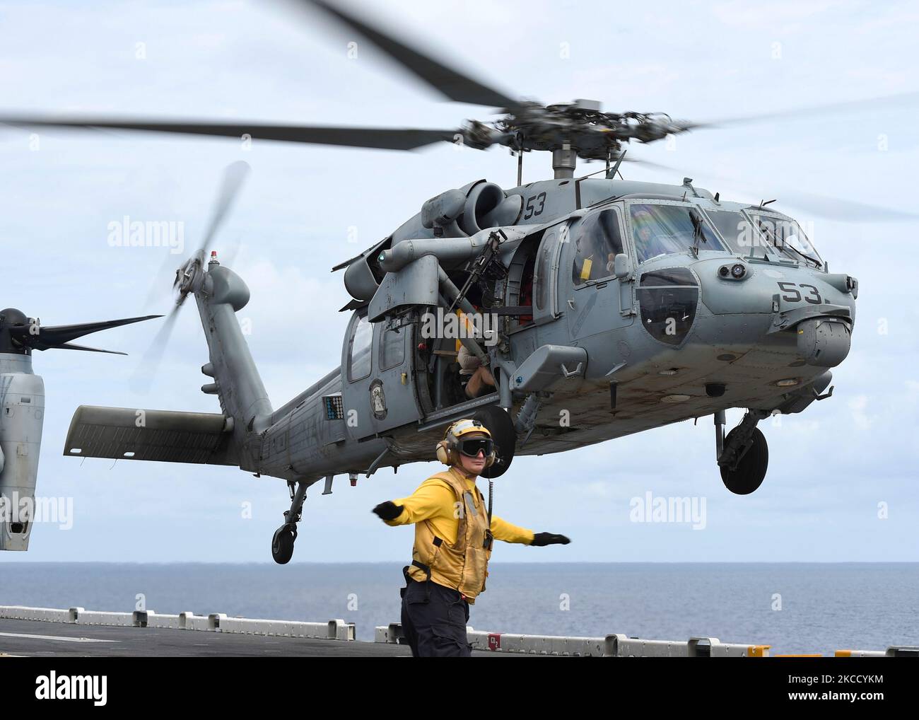 Un MH-60s Sea Hawk est autorisé pour le décollage du pont de vol de l'USS Boxer. Banque D'Images