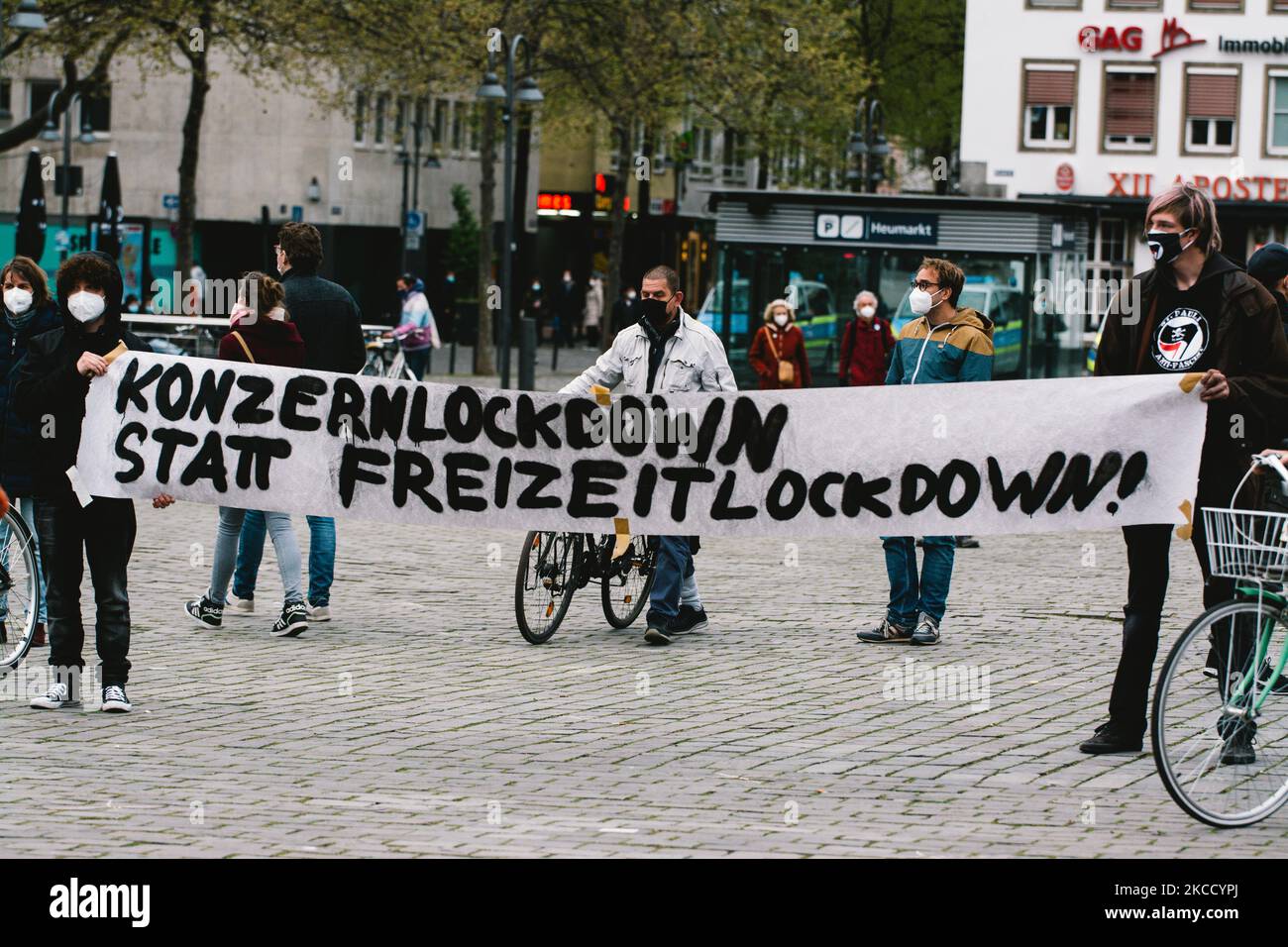 La bannière de 'serrure de peration à la place de verrouillage de liberté' est vue lors de la manifestation contre le couvre-feu pour freiner la propagation du coronavirus à Cologne, Allemagne sur 17 avril 2021 (photo de Ying Tang/NurPhoto) Banque D'Images